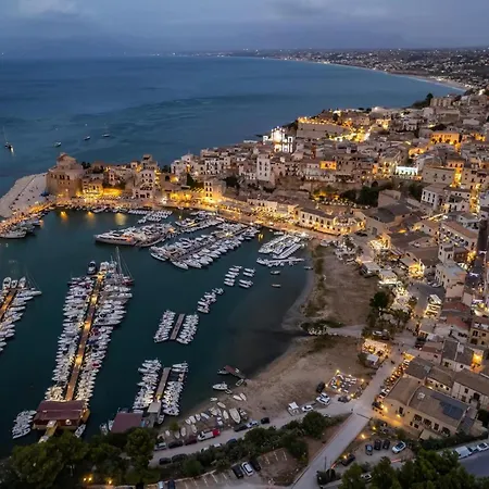 Casa Mauro E Roberta Zingaro * 카스텔라마레델골포