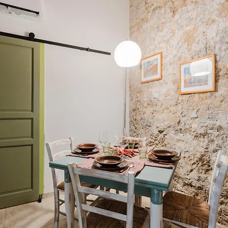 Casa Mauro E Roberta Zingaro * 카스텔라마레델골포